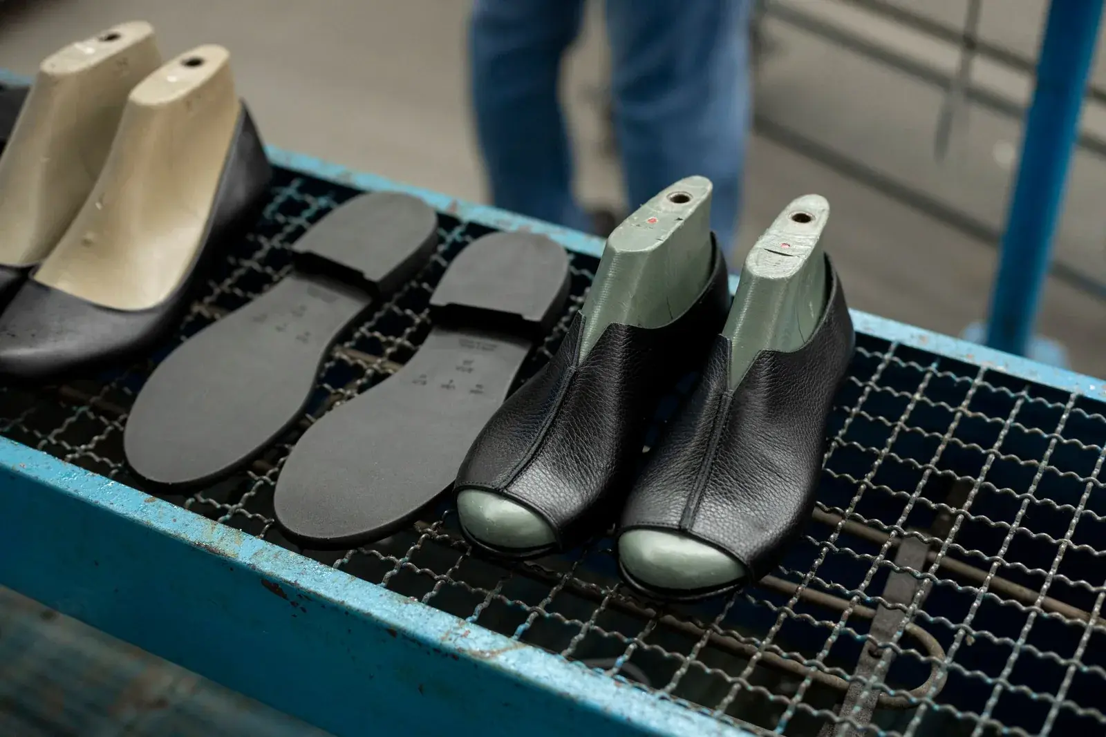 Semelles et formes sur un établi de fabrication de chaussures